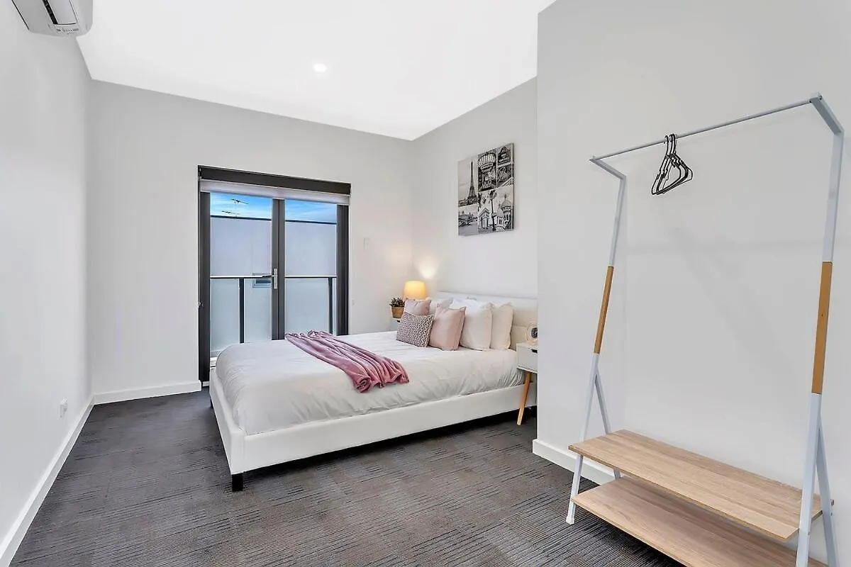 Apartment Stylish Suite With Spacious Balcony & Scenic Views - Prospect