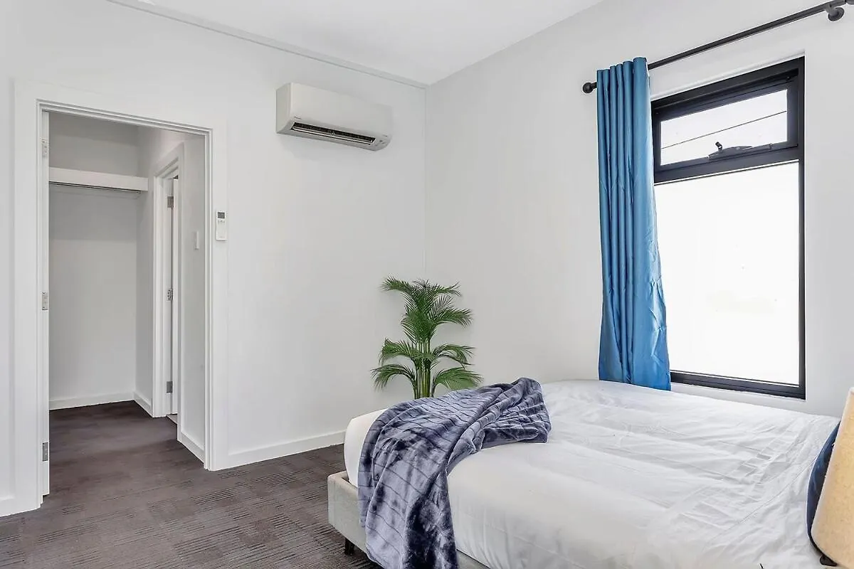 Stylish Suite With Spacious Balcony & Scenic Views - Prospect Apartment