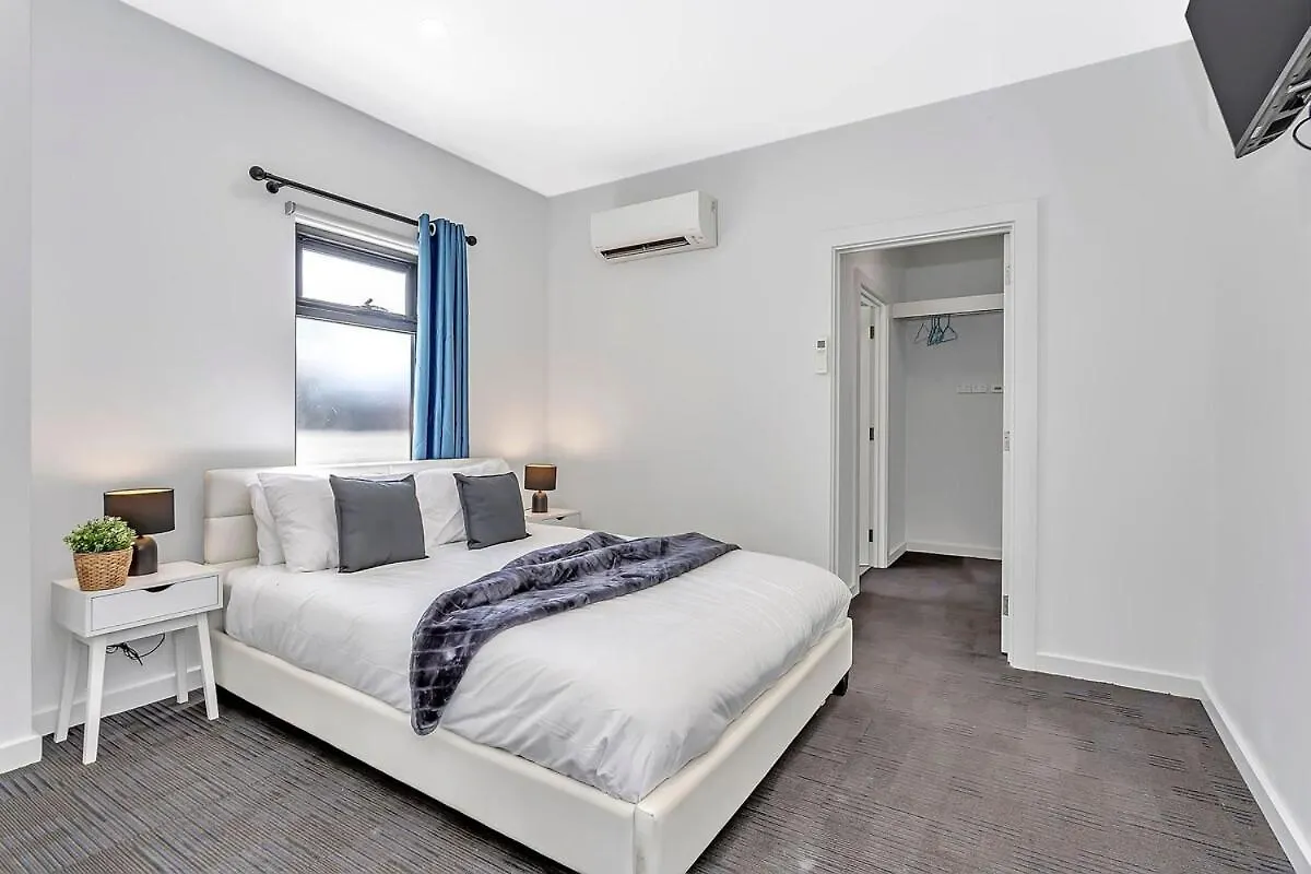 Stylish Suite With Spacious Balcony & Scenic Views - Prospect 0*,  Australia