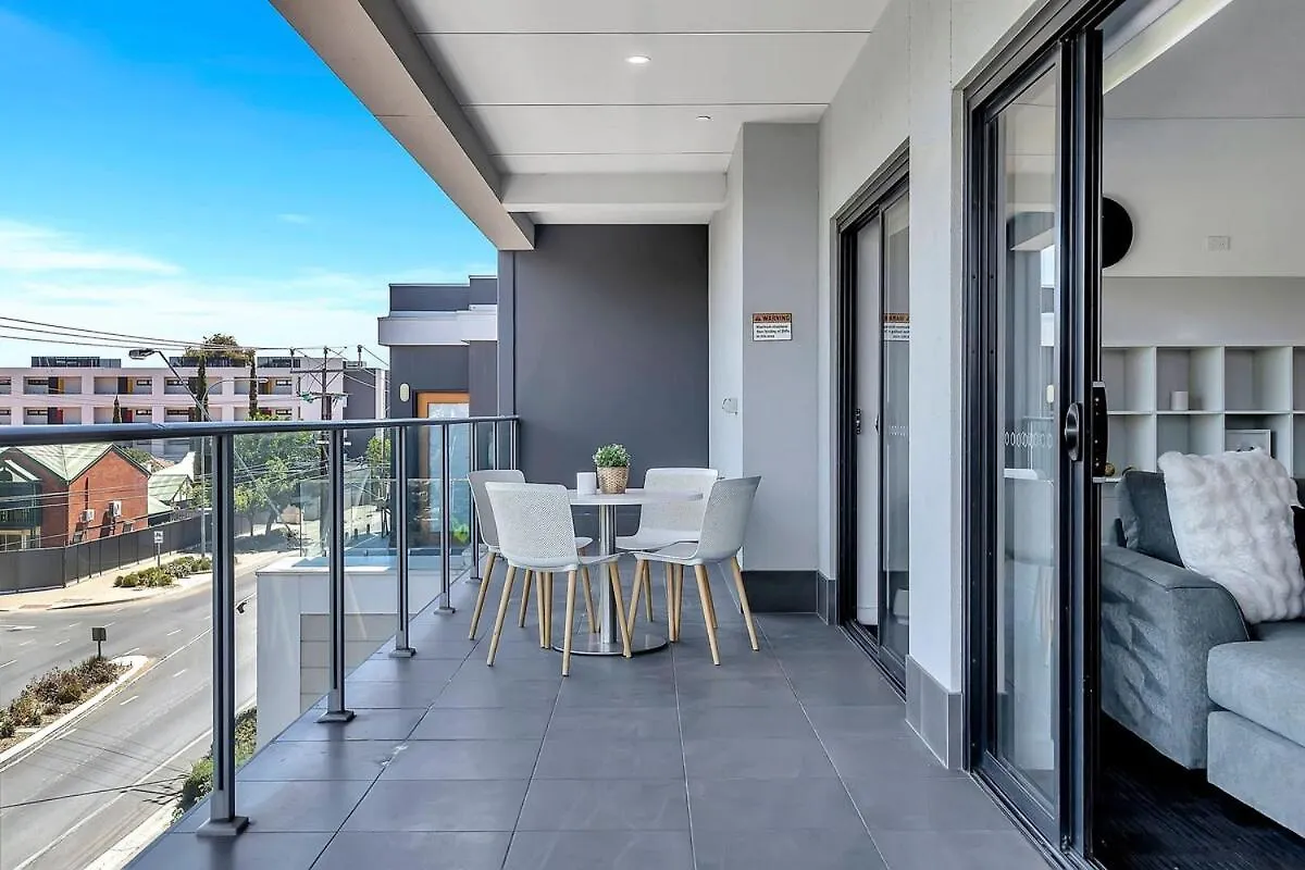 Stylish Suite With Spacious Balcony & Scenic Views - Prospect Apartment