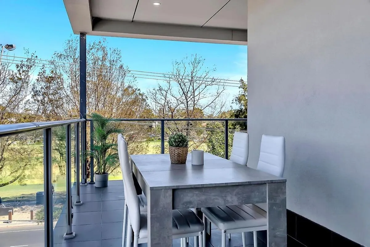 Apartment Stylish Suite With Spacious Balcony & Scenic Views - Prospect