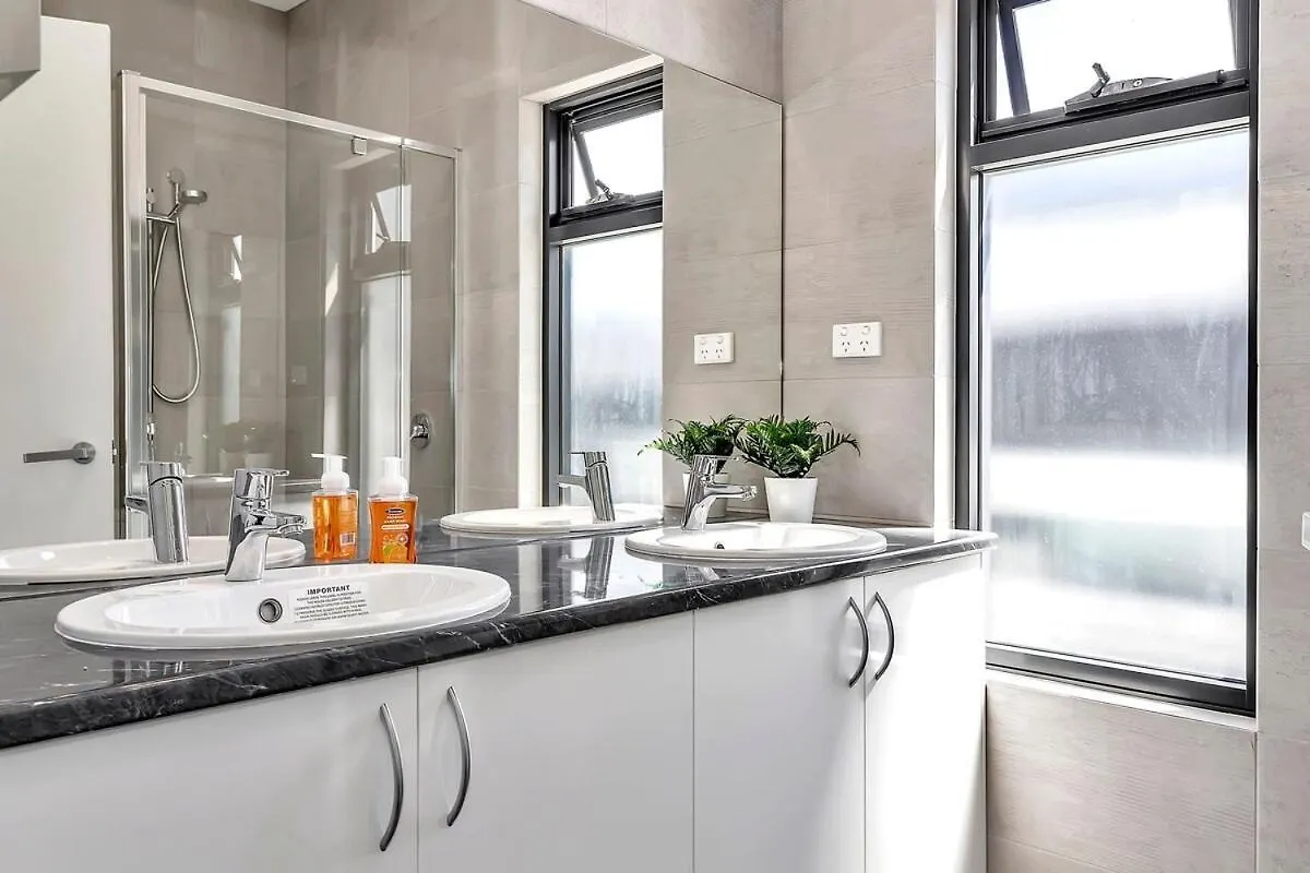 Stylish Suite With Spacious Balcony & Scenic Views - Prospect Apartment